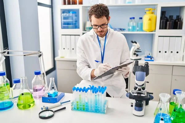 Test tüpleri arayan genç İspanyol bilim adamı laboratuardaki belgeye şöyle yazmış: