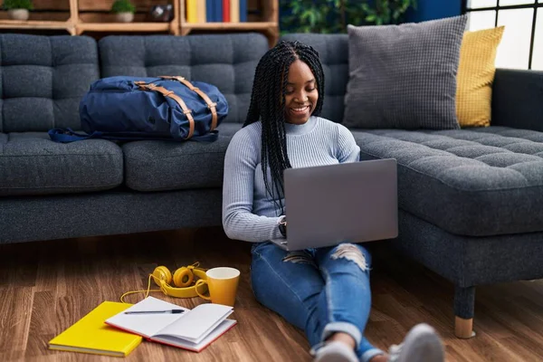 Αφρο Αμερικανίδα Φοιτήτρια Κάθεται Στο Πάτωμα Χρησιμοποιώντας Φορητό Υπολογιστή Στο — Φωτογραφία Αρχείου