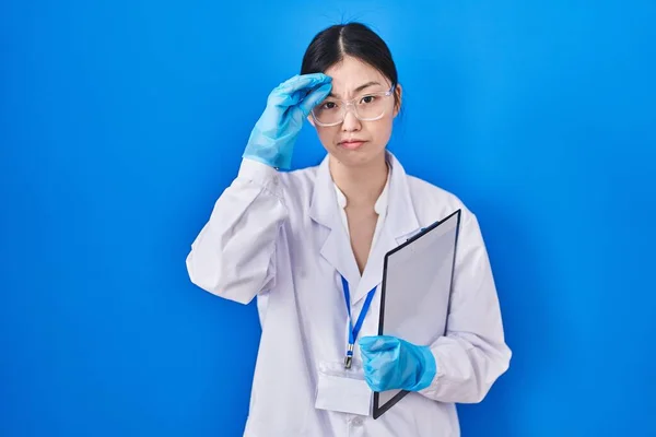 Kinesiska Ung Kvinna Som Arbetar Forskare Laboratoriet Orolig Och Stressad — Stockfoto