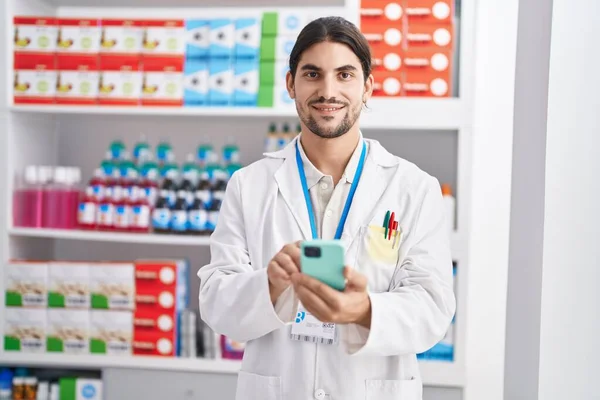 Jovem Farmacêutico Hispânico Usando Smartphone Trabalhando Farmácia — Fotografia de Stock