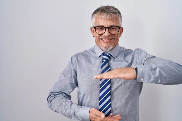 Homem Negócios Hispânico Com Cabelos Grisalhos Usando Óculos Gesticulando Com — Fotografia de Stock
