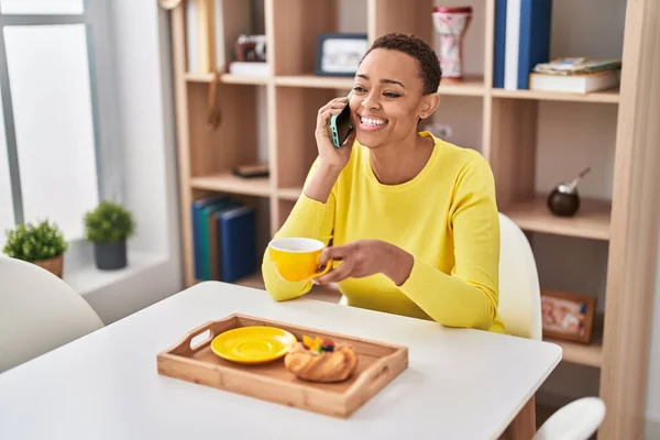 Afričanky Americká Žena Snídaní Mluvit Smartphone Doma — Stock fotografie