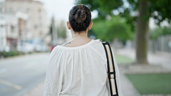 Joven Mujer Hispana Hermosa Caminando Lejos Calle — Foto de Stock