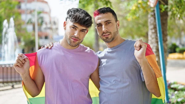 Δύο Άντρες Αγκαλιάζονται Κρατώντας Ομοφυλοφιλική Σημαία Στο Πάρκο — Φωτογραφία Αρχείου