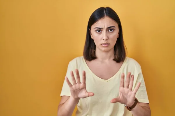 Hispanisches Mädchen Lässigem Shirt Vor Gelbem Hintergrund Das Die Hände — Stockfoto
