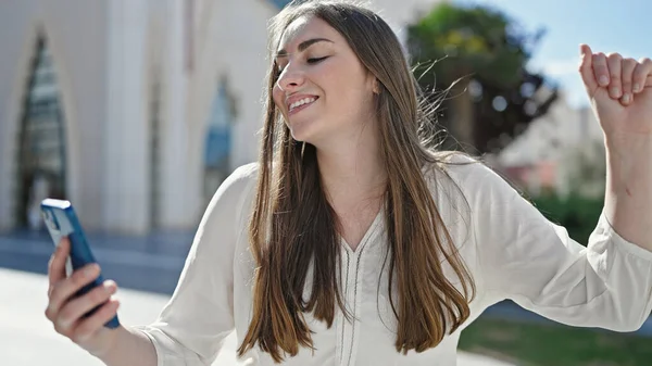 Genç Güzel Spanyol Bir Kadın Sokakta Akıllı Telefondan Müzik Dinliyor — Stok fotoğraf