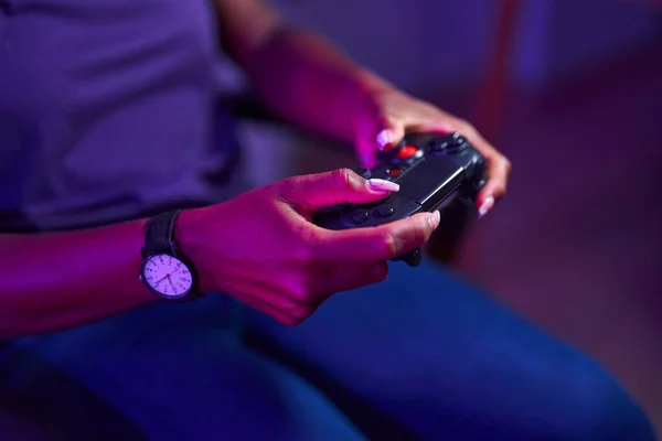 Африканська Американка Грає Відеоігри Користуючись Джойстиком Ігровій Кімнаті — стокове фото