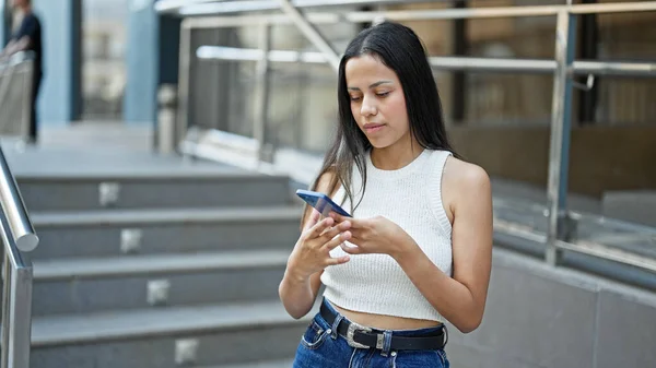 Ung Vacker Latinamerikansk Kvinna Använder Smartphone Med Allvarliga Uttryck Gatan — Stockfoto