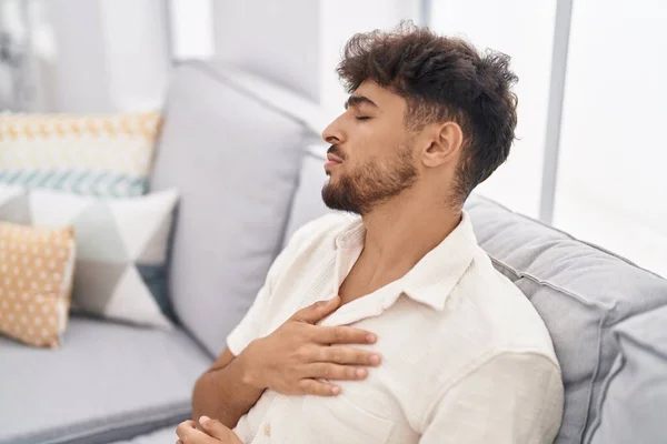 Junger Araber Erleidet Herzinfarkt Wenn Hause Auf Sofa Sitzt — Stockfoto