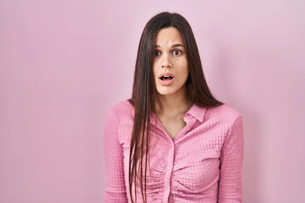 Молодая Латиноамериканка Стоящая Розовом Фоне Испуганная Потрясенная Удивлением Удивлением Выражением — стоковое фото