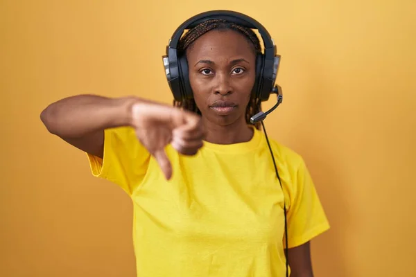 Mujer Afroamericana Escuchando Música Usando Auriculares Que Parecen Infelices Enojados —  Fotos de Stock