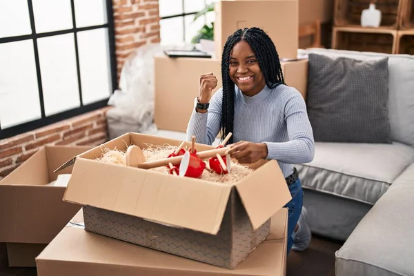 Afro Amerikaanse Vrouw Verhuizen Naar Een Nieuw Huis Openen Dozen — Stockfoto