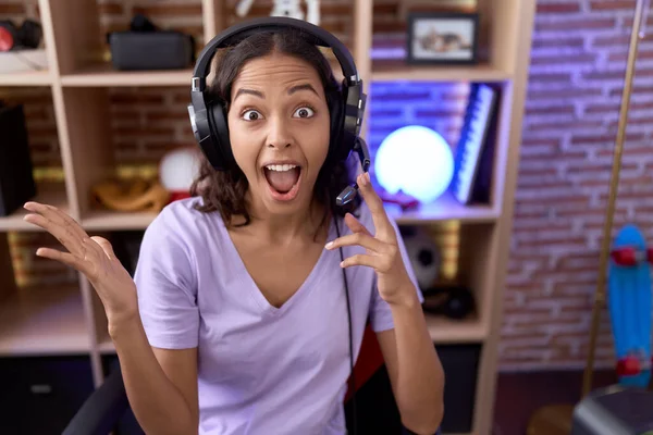 Молодая Латиноамериканка Играющая Видеоигры Наушниках Празднует Победу Счастливой Улыбкой Выражением — стоковое фото