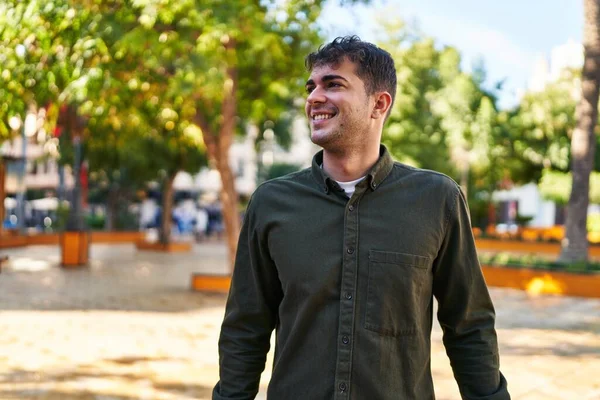 Νεαρός Ισπανός Χαμογελάει Αυτοπεποίθηση Κοιτώντας Στο Πάρκο — Φωτογραφία Αρχείου