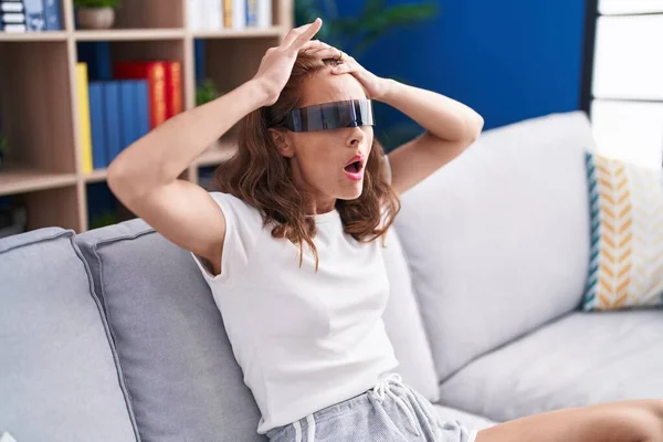 Junge Schöne Hispanische Frau Spielt Videospiel Mit Virtual Reality Brille — Stockfoto