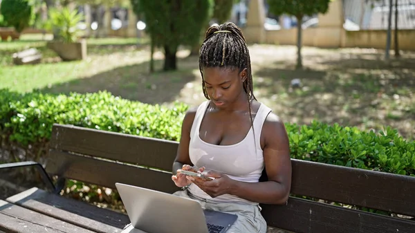 Αφροαμερικανή Γυναίκα Που Χρησιμοποιεί Smartphone Και Φορητό Υπολογιστή Κάθεται Στον — Φωτογραφία Αρχείου