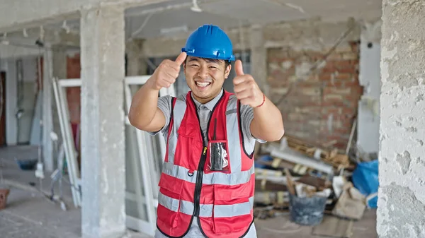 Constructor Haciendo Pulgares Hacia Arriba Gesto Sonriendo Sitio Construcción — Foto de Stock