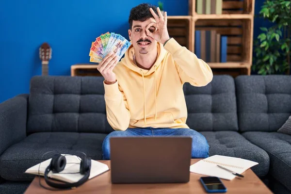 Homem Hispânico Trabalhando Com Laptop Segurando Notas Francos Suíços Sorrindo — Fotografia de Stock