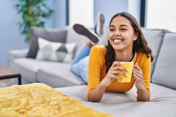 Junge Afroamerikanerin Trinkt Kaffee Liegend Auf Sofa Hause — Stockfoto