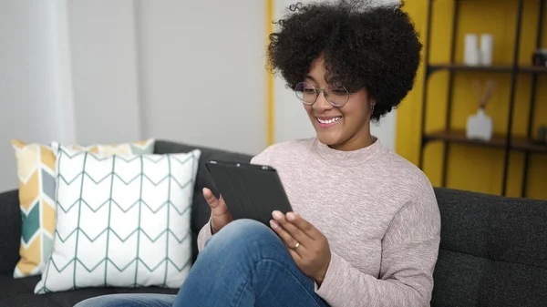 Νεαρή Αφροαμερικανή Γυναίκα Που Χρησιμοποιεί Touchpad Κάθεται Στον Καναπέ Στο — Φωτογραφία Αρχείου