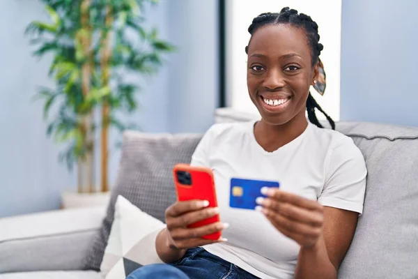 Африканська Американка Користується Смартфоном Кредитною Карткою Сидячи Вдома Дивані — стокове фото