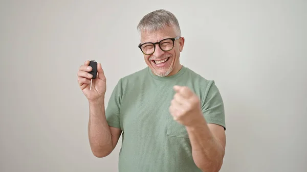 Hombre Pelo Gris Mediana Edad Sonriendo Confiado Sosteniendo Llave Del —  Fotos de Stock