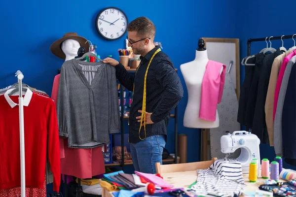 Jeune Homme Caucasien Tailleur Souriant Confiant Tenant Chemise Usine Vêtements — Photo