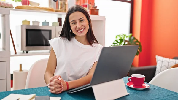 Junge Schöne Hispanische Frau Lächelt Selbstbewusst Mit Laptop Esszimmer — Stockfoto