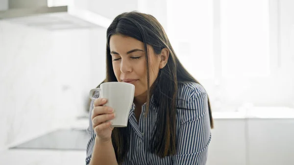 Jonge Mooie Spaanse Vrouw Drinken Van Een Koffie Leunend Toonbank — Stockfoto