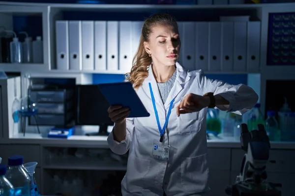 Mulher Loira Bonita Trabalhando Laboratório Cientista Tarde Noite Verificando Tempo — Fotografia de Stock
