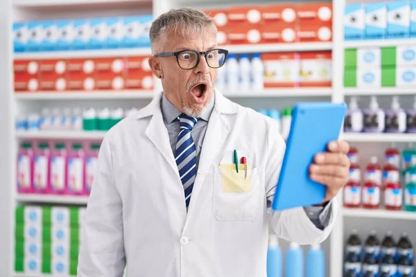 Hispanic Man Grey Hair Working Pharmacy Drugstore Doing Video Call — Stock Photo, Image