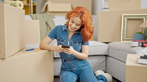 Giovane Rossa Donna Utilizzando Smartphone Seduto Sul Pavimento Nuova Casa — Foto Stock