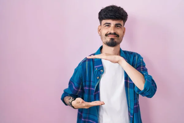 Homem Hispânico Jovem Com Barba Sobre Fundo Rosa Gestos Com — Fotografia de Stock
