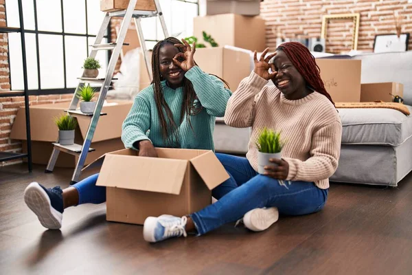 Zwei Afrikanerinnen Die Ein Neues Zuhause Ziehen Sitzen Auf Dem — Stockfoto