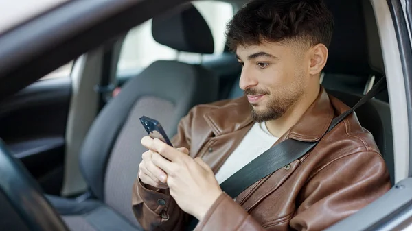 Young Arab Man Using Smartphone Sitting Car Street — Stockfoto
