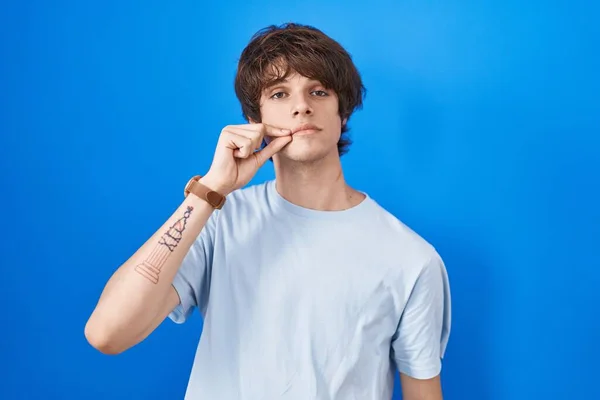 Hispanic Young Man Standing Blue Background Mouth Lips Shut Zip — Stockfoto