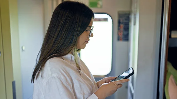 Ung Vacker Latinamerikansk Kvinna Med Smartphone Står Inne Tåg Vagn — Stockfoto