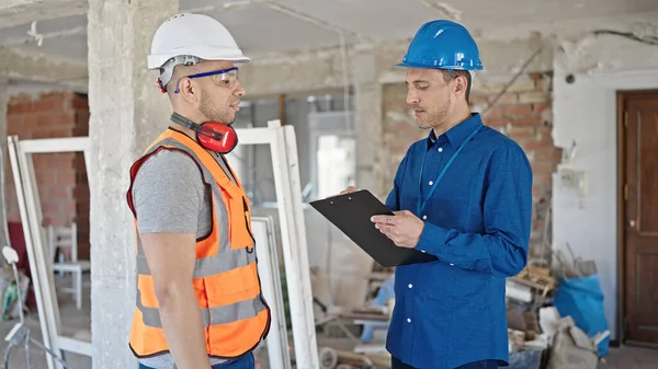 Two Men Builder Architect Writing Document Speaking Construction Site — Stock Photo, Image