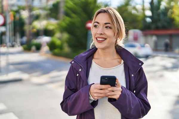 Mujer Joven Sonriendo Confiada Usando Teléfono Inteligente Calle —  Fotos de Stock