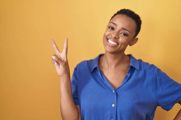 Mujer Afroamericana Pie Sobre Fondo Amarillo Sonriendo Mirando Cámara Mostrando —  Fotos de Stock