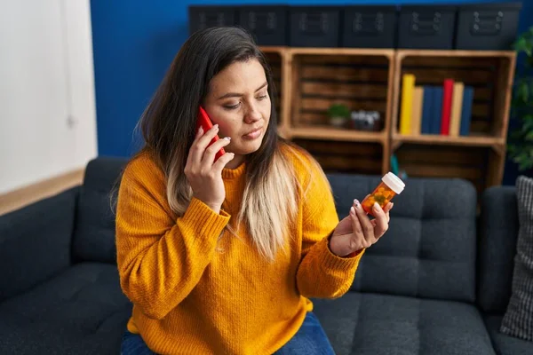 Νέοι Όμορφη Συν Μέγεθος Γυναίκα Μιλάμε Στο Smartphone Κρατώντας Χάπια — Φωτογραφία Αρχείου