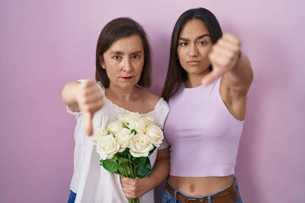 Іспаномовна Мати Дочка Тримають Букет Білих Квітів Виглядаючи Нещасливо Сердито — стокове фото