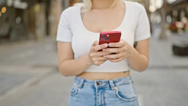 Jovem Bela Mulher Hispânica Usando Smartphone Rua — Fotografia de Stock