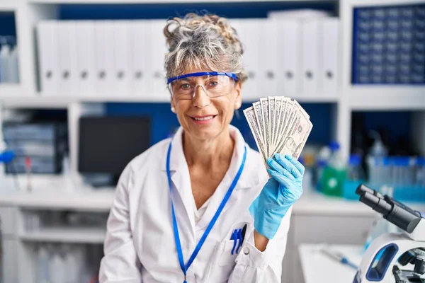 Mujer Mediana Edad Que Trabaja Laboratorio Científico Sosteniendo Dólares Que — Foto de Stock