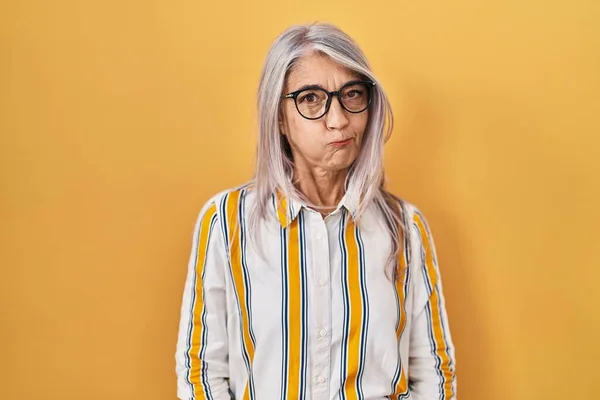 Жінка Середнього Віку Сірим Волоссям Стоїть Над Жовтим Тлом Окулярах — стокове фото