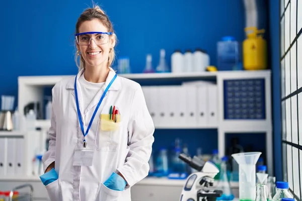 Jovem Cientista Sorrindo Confiante Laboratório — Fotografia de Stock
