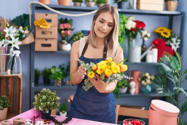 花屋で花の花束を保持する若い白人女性花屋 — ストック写真
