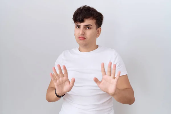 Homem Jovem Não Binário Vestindo Camisa Branca Casual Afastando Mãos — Fotografia de Stock