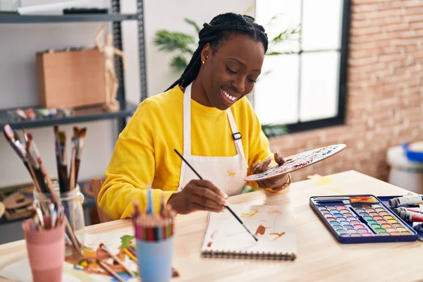 Afroamerikanische Künstlerin Lächelt Selbstbewusst Zeichnung Auf Notizbuch Kunstatelier — Stockfoto
