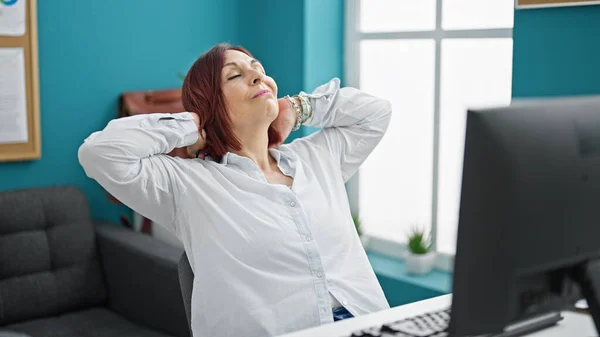 Middle Age Woman Business Worker Relaxed Hands Head Office — Stock Photo, Image